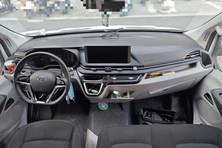 Used SAIC MAXUS Xintu V90 2024 ZhiJie 2.0T Automatic Front-Wheel-Drive Short Wheelbase Mid-Height Design with Single Rear Tire—5/6 Seater Center Console