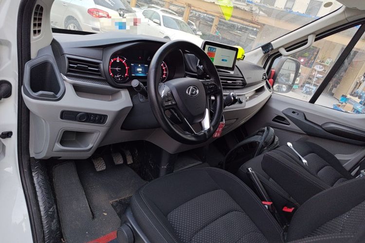 Used SAIC MAXUS Xintu V90 2024 Zhiyun 2.0T Manual Rear-Drive Extended-Wheelbase Ultra-High-Roof Model with Dual Rear Tires and 3 Seats Center Console
