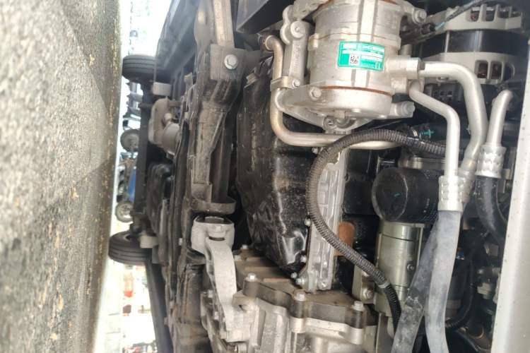 Used SAIC MAXUS Xintu V90 2024 ZhiJie 2.0T Automatic Front-Wheel-Drive Short Wheelbase Mid-Height Design with Single Rear Tire—5/6 Seater Chassis Front