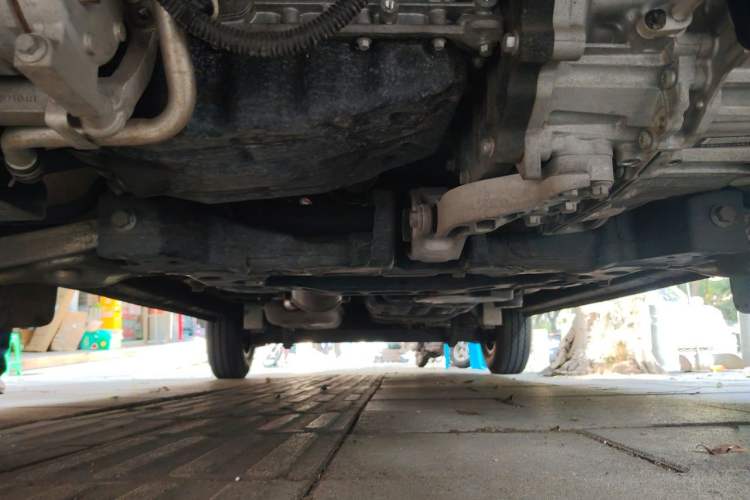 Used SAIC MAXUS Xintu V90 2024 ZhiJie 2.0T Automatic Front-Wheel-Drive Short Wheelbase Mid-Height Design with Single Rear Tire—5/6 Seater Chassis Front