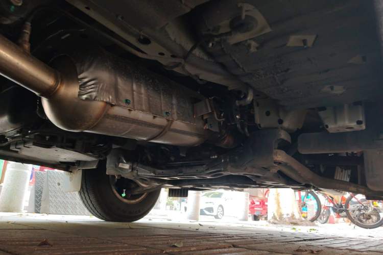 Used SAIC MAXUS Xintu V90 2024 ZhiJie 2.0T Automatic Front-Wheel-Drive Short Wheelbase Mid-Height Design with Single Rear Tire—5/6 Seater Chassis Front Right