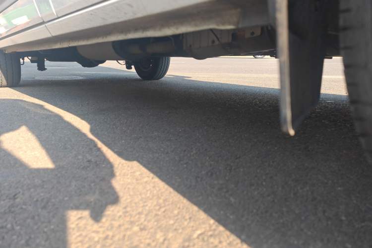 Used SAIC MAXUS Xintu V90 2024 ZhiJie 2.0T Automatic Rear-Drive Long-Wheelbase High-Roof Model with Single Rear Tire Available in 6/7-Seater Configurations Chassis Front Right