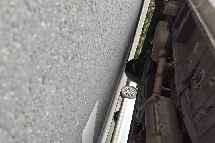 Used SAIC MAXUS Xintu V90 2024 ZhiJie 2.0T Automatic Front-Wheel-Drive Short Wheelbase Mid-Height Design with Single Rear Tire—5/6 Seater Chassis Front Right