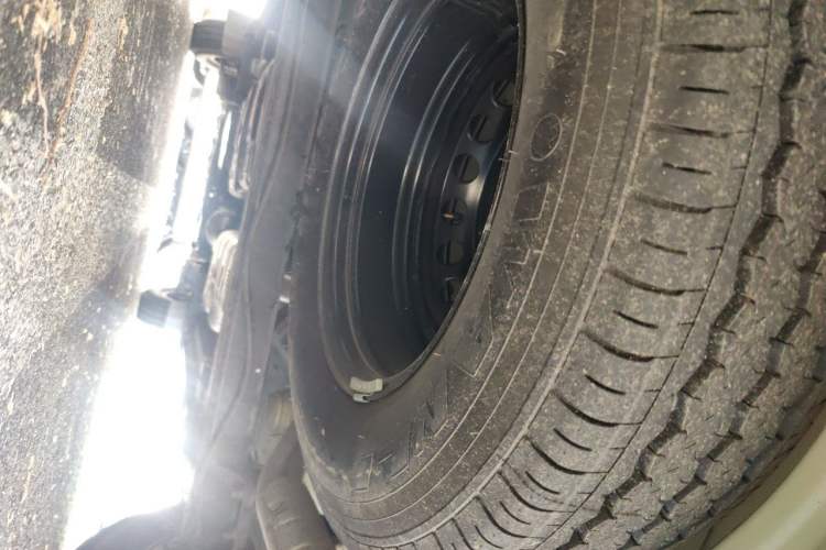 Used SAIC MAXUS Xintu V90 2024 ZhiJie 2.0T Automatic Front-Wheel-Drive Short Wheelbase Mid-Height Design with Single Rear Tire—5/6 Seater Chassis Rear
