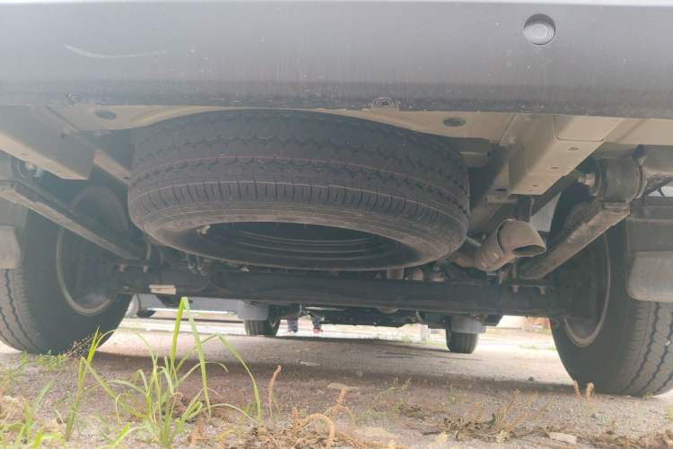 Used SAIC MAXUS Xintu V90 2024 ZhiJie 2.0T Automatic Front-Wheel-Drive Short Wheelbase Mid-Height Design with Single Rear Tire—5/6 Seater Chassis Rear