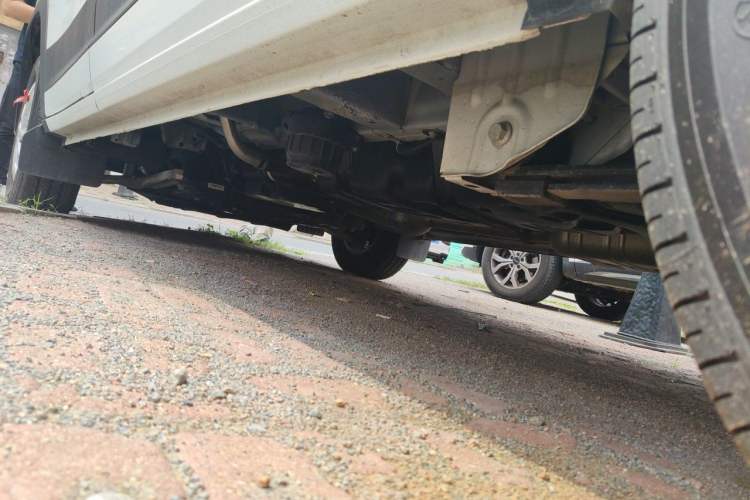 Used SAIC MAXUS Xintu V90 2024 ZhiJie 2.0T Automatic Front-Wheel-Drive Short Wheelbase Mid-Height Design with Single Rear Tire—5/6 Seater Chassis Rear Left