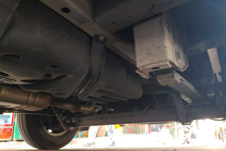 Used SAIC MAXUS Xintu V90 2024 ZhiJie 2.0T Automatic Front-Wheel-Drive Short Wheelbase Mid-Height Design with Single Rear Tire—5/6 Seater Chassis Rear Left