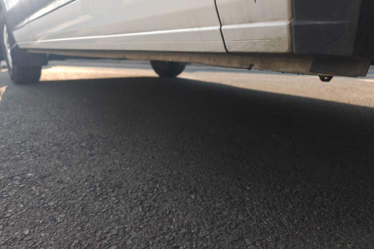 Used SAIC MAXUS Xintu V90 2024 ZhiJie 2.0T Automatic Rear-Drive Long-Wheelbase High-Roof Model with Single Rear Tire Available in 6/7-Seater Configurations Chassis Rear Left