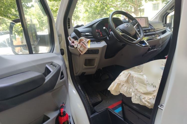 Used SAIC MAXUS Xintu V90 2024 ZhiJie 2.0T Automatic Front-Wheel-Drive Short Wheelbase Mid-Height Design with Single Rear Tire—5/6 Seater Driver Seat