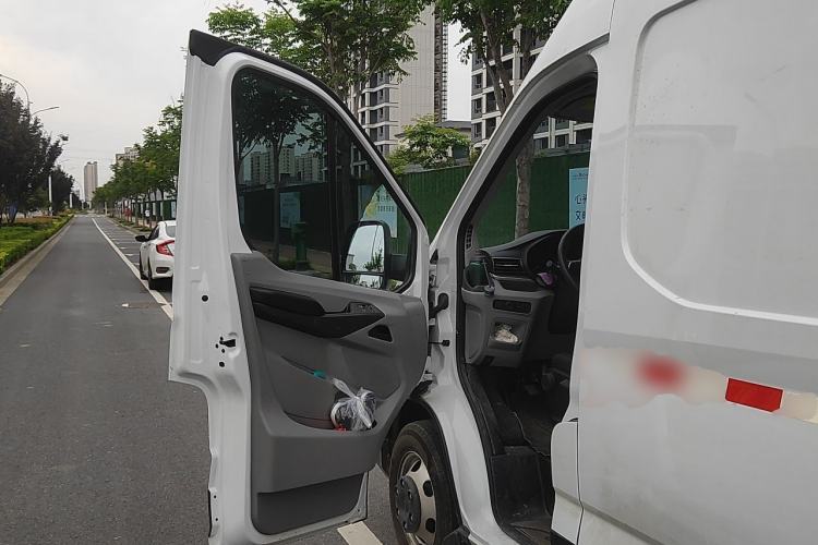 Used SAIC MAXUS Xintu V90 2024 Zhiyun 2.0T Manual Rear-Drive Extended-Wheelbase Ultra-High-Roof Model with Dual Rear Tires and 3 Seats Driver Seat