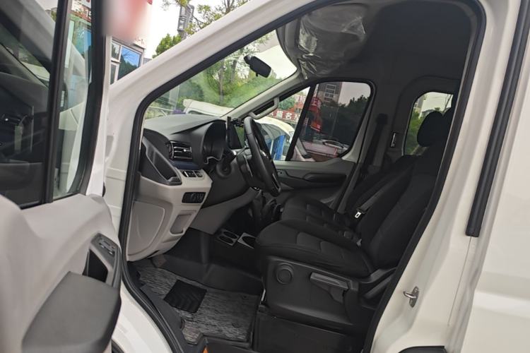 Used SAIC MAXUS Xintu V90 2024 ZhiJie 2.0T Automatic Front-Wheel-Drive Short Wheelbase Mid-Height Design with Single Rear Tire—5/6 Seater Driver Seat