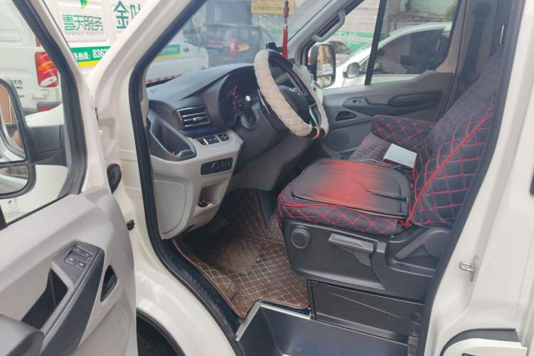 Used SAIC MAXUS Xintu V90 2024 ZhiJie 2.0T Automatic Front-Wheel-Drive Short Wheelbase Mid-Height Design with Single Rear Tire—5/6 Seater Driver Seat