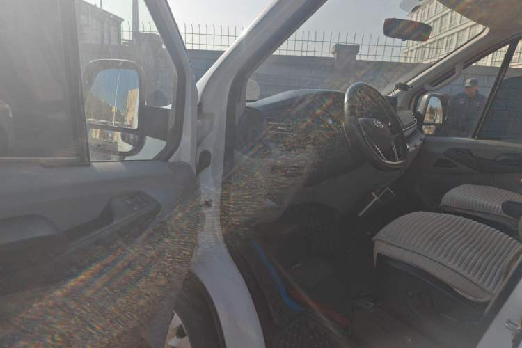 Used SAIC MAXUS Xintu V90 2024 ZhiJie 2.0T Automatic Rear-Drive Long-Wheelbase High-Roof Model with Single Rear Tire Available in 6/7-Seater Configurations Driver Seat