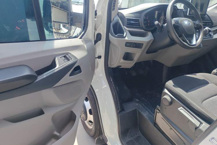 Used SAIC MAXUS Xintu V90 2024 Zhiyun 2.0T Manual Rear-Drive Extended-Wheelbase High-Roof Model with Dual Rear Tires and 3 Seats Driver Seat