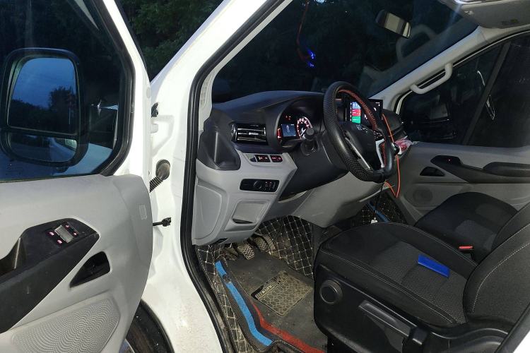 Used SAIC MAXUS Xintu V90 2024 ZhiJie 2.0T Manual Front-Wheel-Drive Short Wheelbase Mid-Roof Design with Single Rear Tire—5/6 Seater Driver Seat
