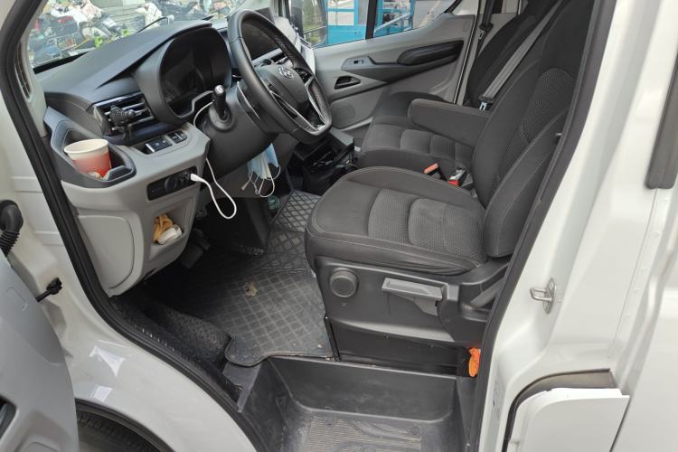 Used SAIC MAXUS Xintu V90 2024 ZhiJie 2.0T Automatic Front-Wheel-Drive Short Wheelbase Mid-Height Design with Single Rear Tire—5/6 Seater Driver Seat