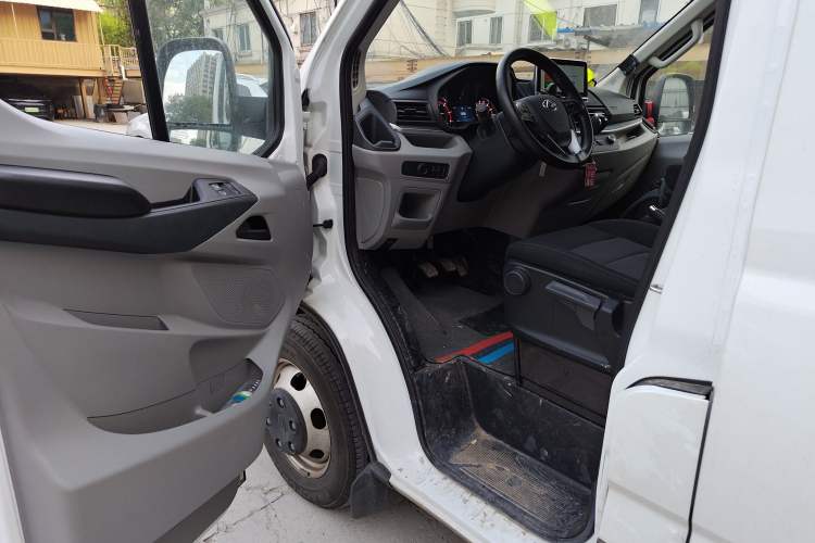 Used SAIC MAXUS Xintu V90 2024 Zhiyun 2.0T Manual Rear-Drive Extended-Wheelbase Ultra-High-Roof Model with Dual Rear Tires and 3 Seats Driver Seat