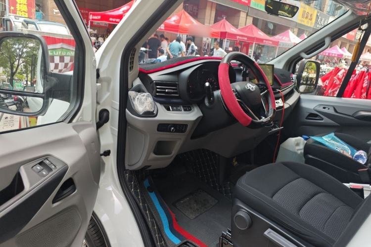 Used SAIC MAXUS Xintu V90 2024 ZhiJie 2.0T Automatic Rear-Drive Long-Wheelbase High-Roof Model with Single Rear Tire Available in 6/7-Seater Configurations Driver Seat