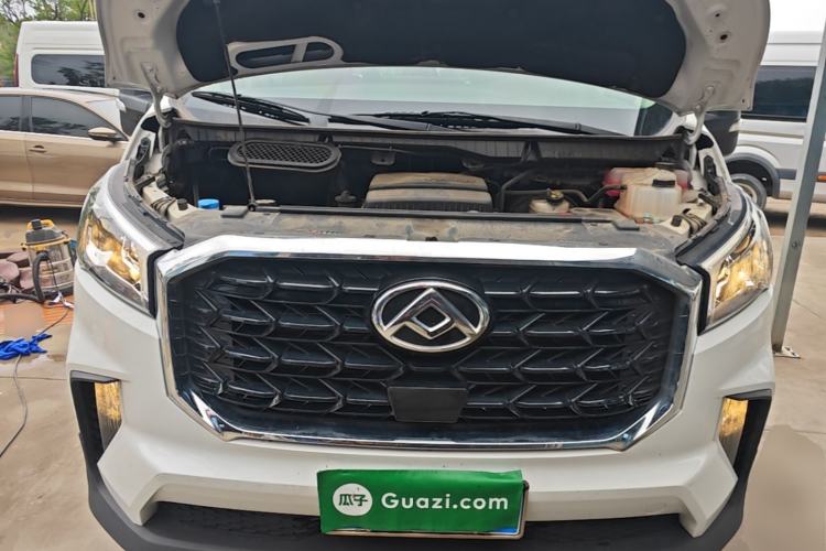 Used SAIC MAXUS Xintu V90 2024 ZhiJie 2.0T Automatic Front-Wheel-Drive Short Wheelbase Mid-Height Design with Single Rear Tire—5/6 Seater Engine Bay