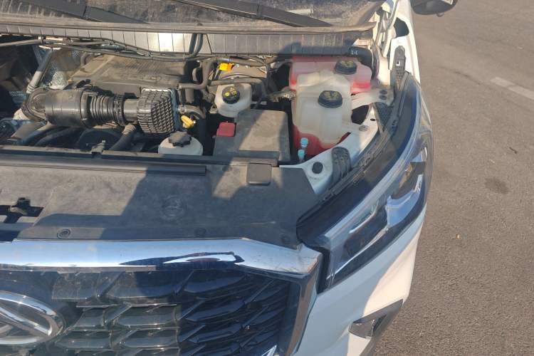 Used SAIC MAXUS Xintu V90 2024 ZhiJie 2.0T Automatic Rear-Drive Long-Wheelbase High-Roof Model with Single Rear Tire Available in 6/7-Seater Configurations Engine Bay Left