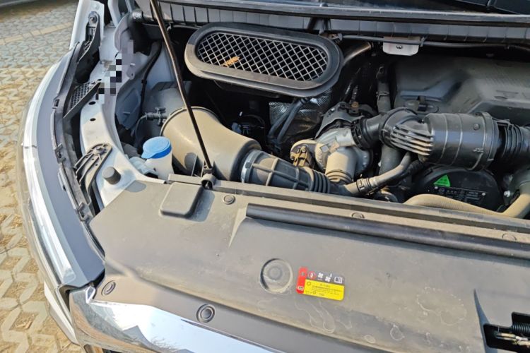 Used SAIC MAXUS Xintu V90 2024 ZhiJie 2.0T Automatic Rear-Drive Long-Wheelbase High-Roof Model with Single Rear Tire Available in 6/7-Seater Configurations Engine Bay Right