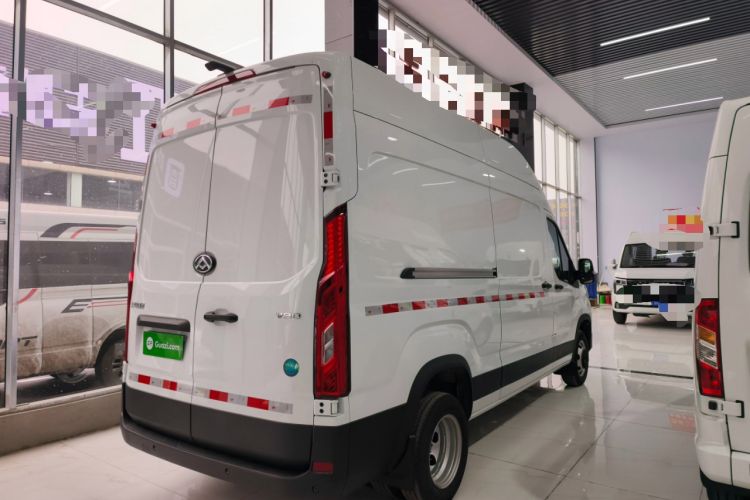 Used SAIC MAXUS Xintu V90 2024 Zhiyun 2.0T Manual Rear-Drive Extended-Wheelbase Ultra-High-Roof Model with Dual Rear Tires and 3 Seats Exterior 3