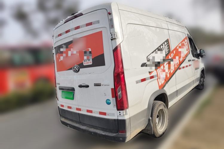 Used SAIC MAXUS Xintu V90 2024 Zhiyun 2.0T Manual Rear-Drive Extended-Wheelbase High-Roof Model with Dual Rear Tires and 3 Seats Exterior 5