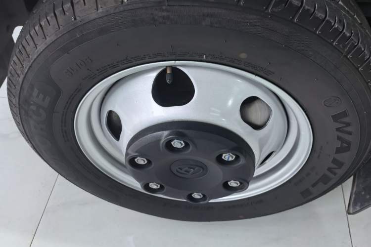 Used SAIC MAXUS Xintu V90 2024 Zhiyun 2.0T Manual Rear-Drive Extended-Wheelbase Ultra-High-Roof Model with Dual Rear Tires and 3 Seats Exterior 9