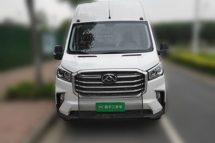 Used SAIC MAXUS Xintu V90 2024 Zhiyun 2.0T Manual Rear-Drive Extended-Wheelbase Ultra-High-Roof Model with Dual Rear Tires and 3 Seats Front