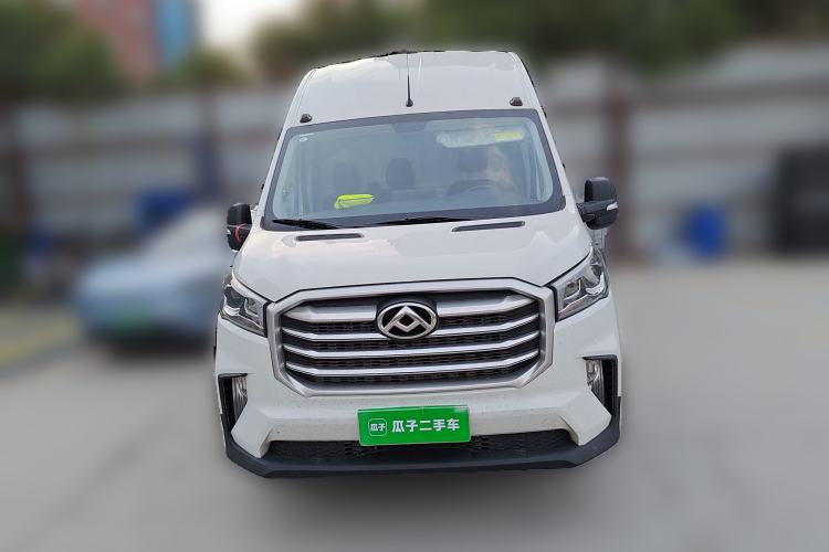 Used SAIC MAXUS Xintu V90 2024 Zhiyun 2.0T Manual Rear-Drive Extended-Wheelbase Ultra-High-Roof Model with Dual Rear Tires and 3 Seats Front