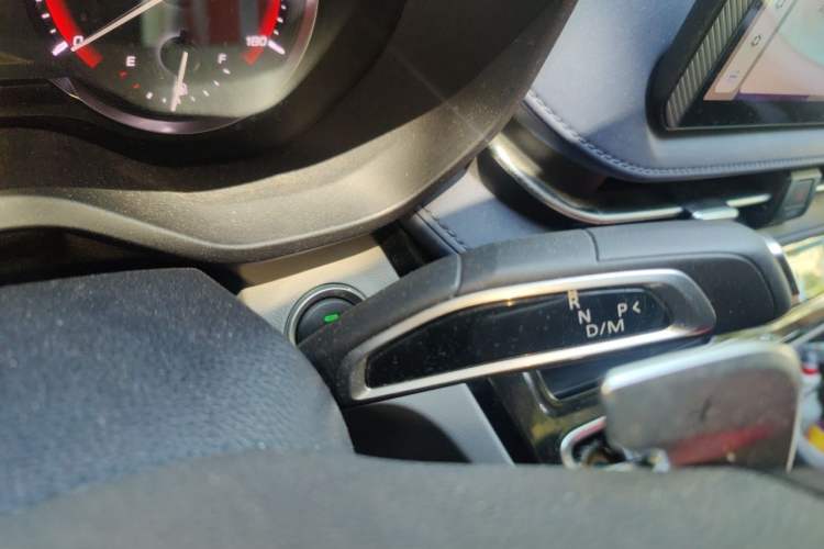 Used SAIC MAXUS Xintu V90 2024 ZhiJie 2.0T Automatic Front-Wheel-Drive Short Wheelbase Mid-Height Design with Single Rear Tire—5/6 Seater Gear Lever
