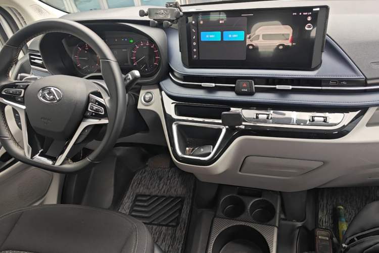 Used SAIC MAXUS Xintu V90 2024 ZhiJie 2.0T Automatic Front-Wheel-Drive Short Wheelbase Mid-Height Design with Single Rear Tire—5/6 Seater Gear Lever