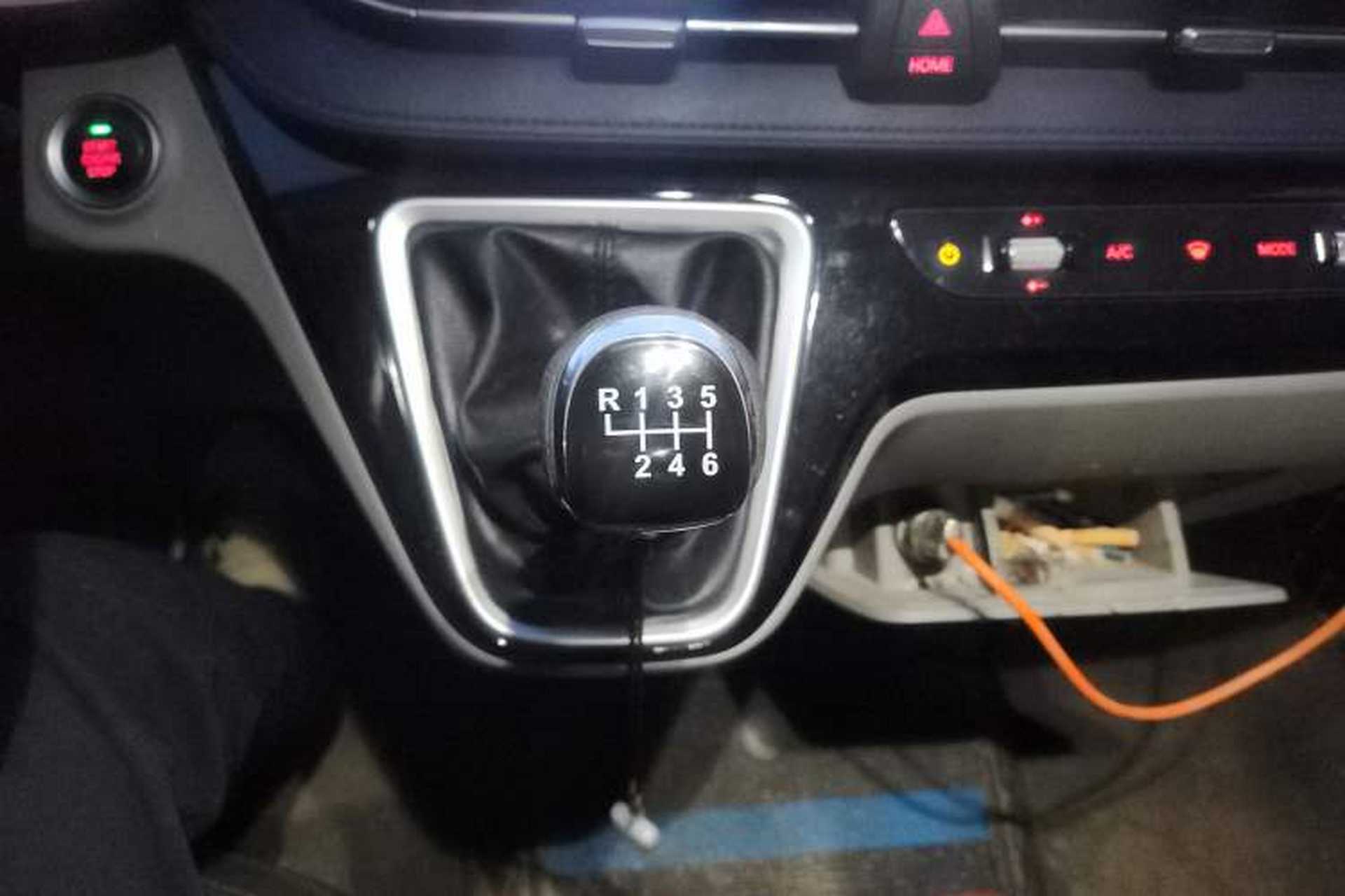 Used SAIC MAXUS Xintu V90 2024 ZhiJie 2.0T Manual Front-Wheel-Drive Short Wheelbase Mid-Roof Design with Single Rear Tire—5/6 Seater Gear Lever
