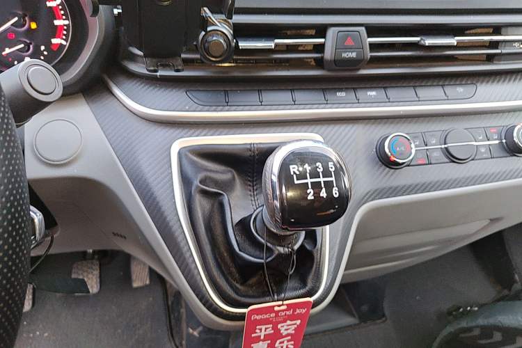 Used SAIC MAXUS Xintu V90 2024 Zhiyun 2.0T Manual Rear-Drive Extended-Wheelbase Ultra-High-Roof Model with Dual Rear Tires and 3 Seats Gear Lever