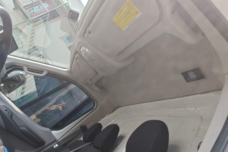 Used SAIC MAXUS Xintu V90 2024 Zhiyun 2.0T Manual Rear-Drive Extended-Wheelbase High-Roof Model with Dual Rear Tires and 3 Seats Headliner