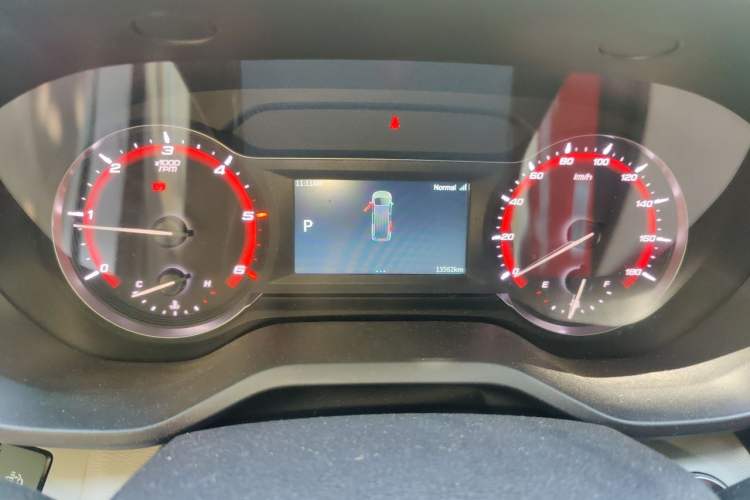 Used SAIC MAXUS Xintu V90 2024 ZhiJie 2.0T Automatic Front-Wheel-Drive Short Wheelbase Mid-Height Design with Single Rear Tire—5/6 Seater Instrument Cluster