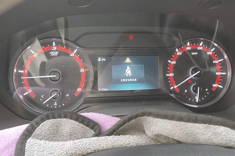 Used SAIC MAXUS Xintu V90 2024 Zhiyun 2.0T Manual Rear-Drive Extended-Wheelbase Ultra-High-Roof Model with Dual Rear Tires and 3 Seats Instrument Cluster