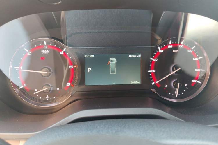 Used SAIC MAXUS Xintu V90 2024 ZhiJie 2.0T Automatic Front-Wheel-Drive Short Wheelbase Mid-Height Design with Single Rear Tire—5/6 Seater Instrument Cluster