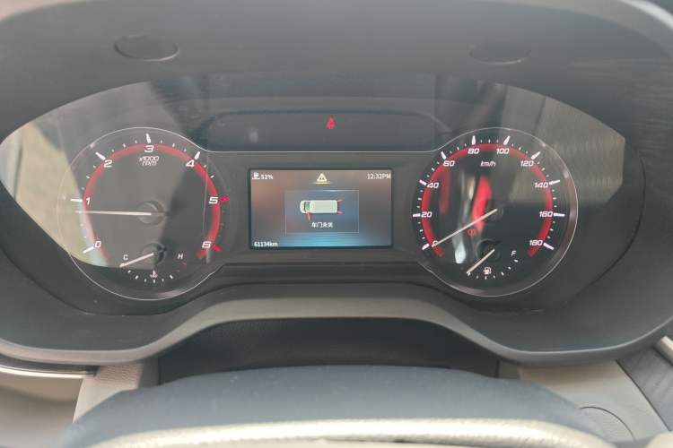 Used SAIC MAXUS Xintu V90 2024 Zhiyun 2.0T Manual Rear-Drive Extended-Wheelbase High-Roof Model with Dual Rear Tires and 3 Seats Instrument Cluster
