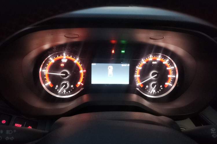 Used SAIC MAXUS Xintu V90 2024 ZhiJie 2.0T Manual Front-Wheel-Drive Short Wheelbase Mid-Roof Design with Single Rear Tire—5/6 Seater Instrument Cluster