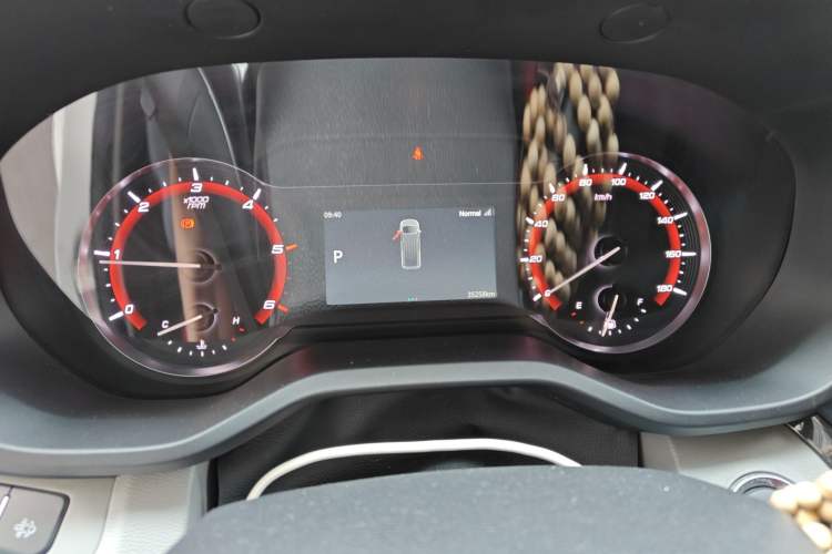 Used SAIC MAXUS Xintu V90 2024 ZhiJie 2.0T Automatic Front-Wheel-Drive Short Wheelbase Mid-Height Design with Single Rear Tire—5/6 Seater Instrument Cluster