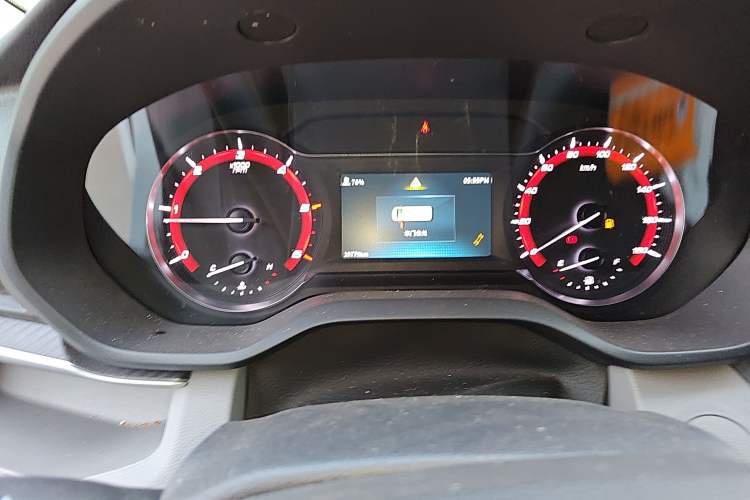 Used SAIC MAXUS Xintu V90 2024 Zhiyun 2.0T Manual Rear-Drive Extended-Wheelbase Ultra-High-Roof Model with Dual Rear Tires and 3 Seats Instrument Cluster