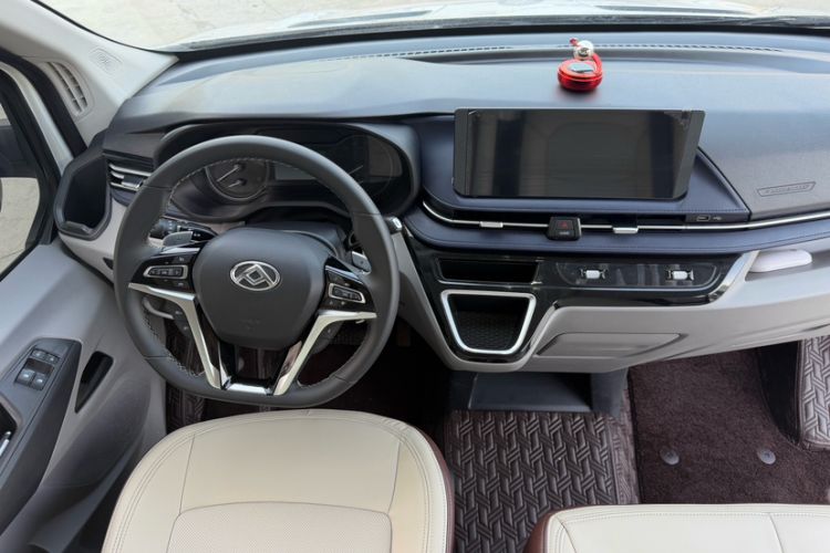 Used SAIC MAXUS Xintu V90 2024 ZhiJie 2.0T Automatic Front-Wheel-Drive Short Wheelbase Mid-Height Design with Single Rear Tire—5/6 Seater Interior 1