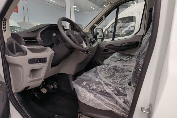 Used SAIC MAXUS Xintu V90 2024 Zhiyun 2.0T Manual Rear-Drive Extended-Wheelbase Ultra-High-Roof Model with Dual Rear Tires and 3 Seats Interior 1