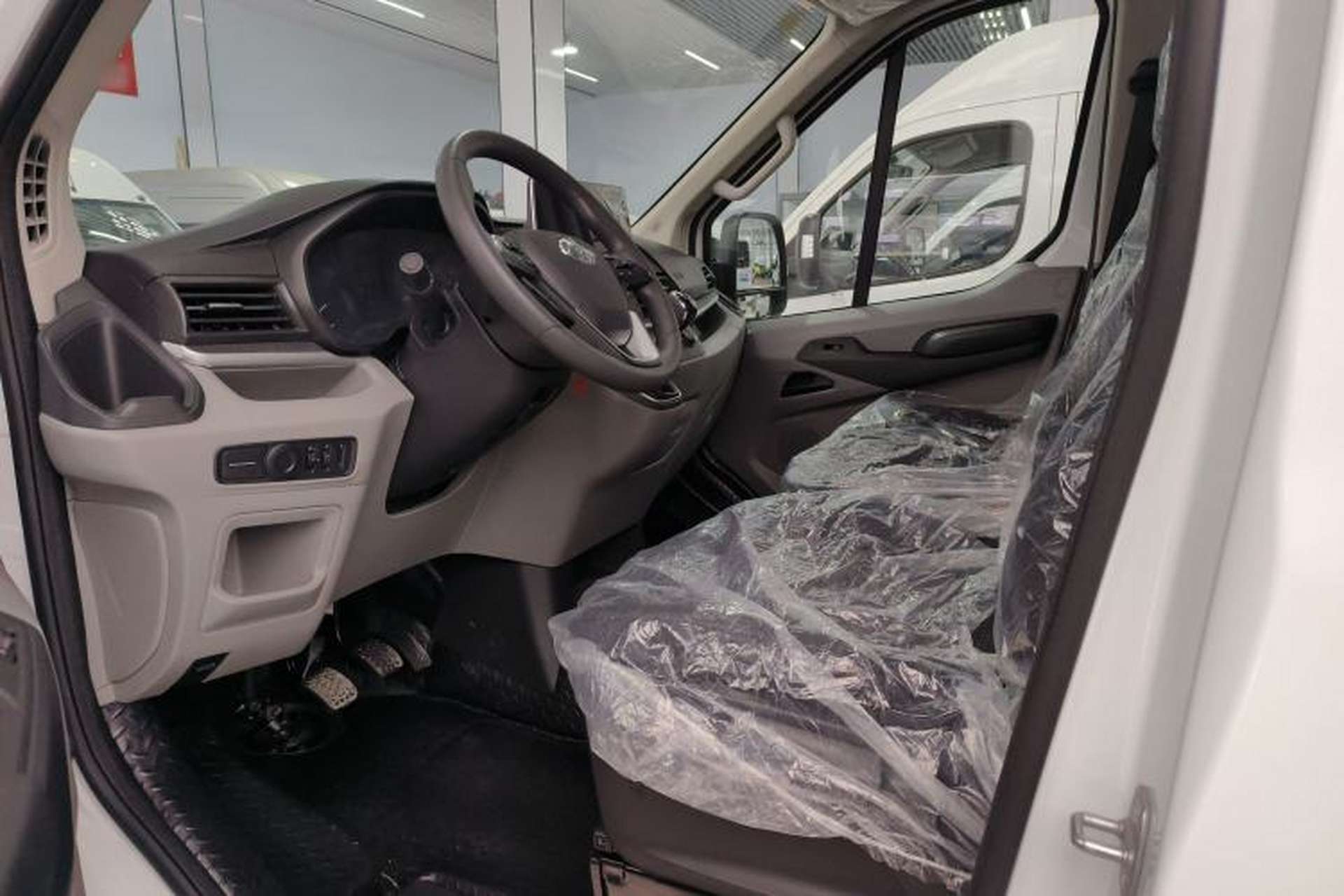 Used SAIC MAXUS Xintu V90 2024 Zhiyun 2.0T Manual Rear-Drive Extended-Wheelbase Ultra-High-Roof Model with Dual Rear Tires and 3 Seats Interior 1
