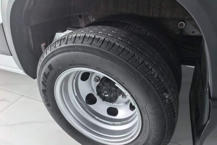 Used SAIC MAXUS Xintu V90 2024 Zhiyun 2.0T Manual Rear-Drive Extended-Wheelbase Ultra-High-Roof Model with Dual Rear Tires and 3 Seats Interior 10
