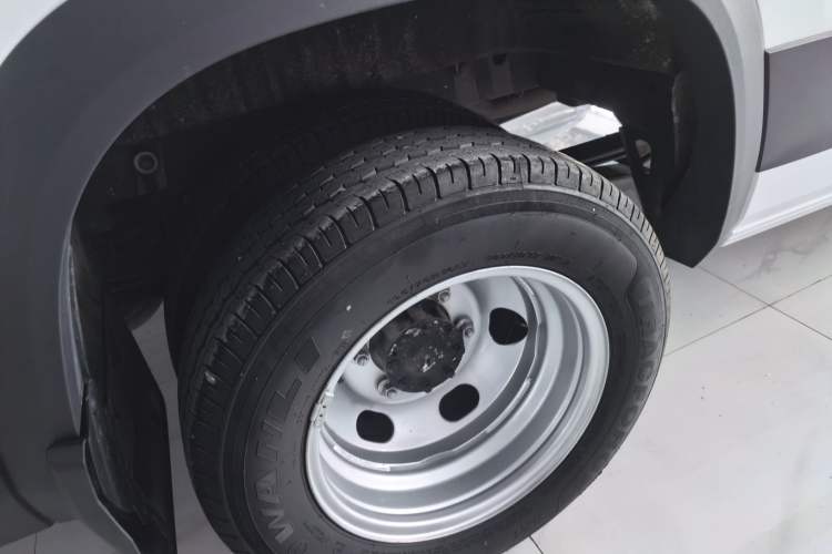Used SAIC MAXUS Xintu V90 2024 Zhiyun 2.0T Manual Rear-Drive Extended-Wheelbase Ultra-High-Roof Model with Dual Rear Tires and 3 Seats Interior 11