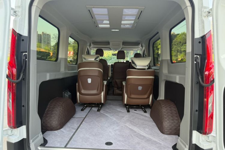 Used SAIC MAXUS Xintu V90 2024 ZhiJie 2.0T Automatic Front-Wheel-Drive Short Wheelbase Mid-Height Design with Single Rear Tire—5/6 Seater Interior 2