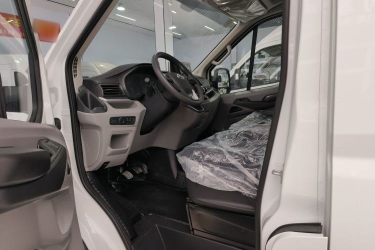 Used SAIC MAXUS Xintu V90 2024 Zhiyun 2.0T Manual Rear-Drive Extended-Wheelbase Ultra-High-Roof Model with Dual Rear Tires and 3 Seats Interior 2