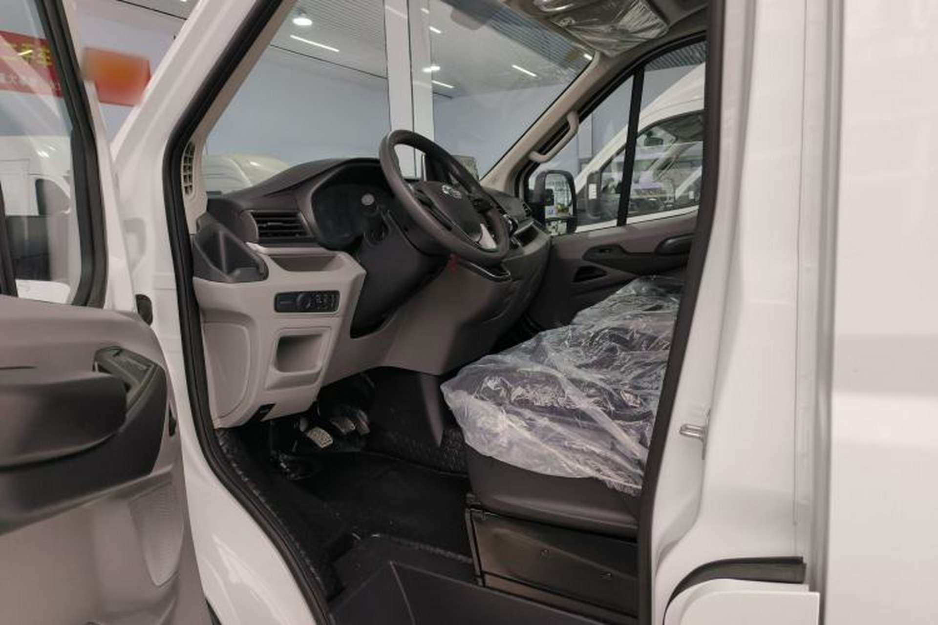 Used SAIC MAXUS Xintu V90 2024 Zhiyun 2.0T Manual Rear-Drive Extended-Wheelbase Ultra-High-Roof Model with Dual Rear Tires and 3 Seats Interior 2